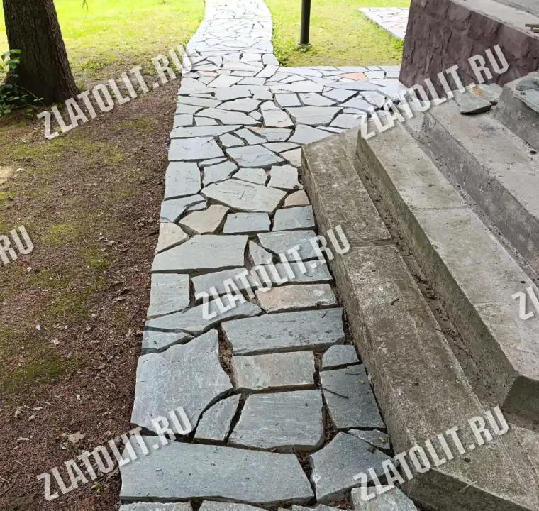 серо-зелёный плитняк златолит для мощения в наличии от производителя